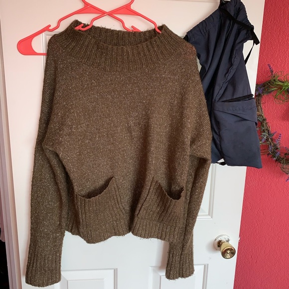 L / XL TURTLENECK KNIT SWEATER - Picture 5 of 5